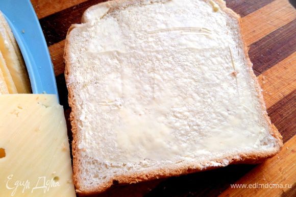 Итак,намазываем тонко маслом все ломтики хлеба. Масло я взяла,чтобы прилепить сыр,но если у вас плавленный,то в масле отпадёт необходимость!