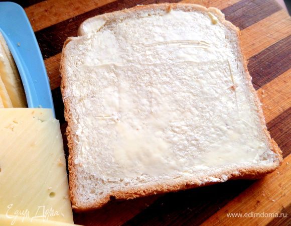 Итак,намазываем тонко маслом все ломтики хлеба. Масло я взяла,чтобы прилепить сыр,но если у вас плавленный,то в масле отпадёт необходимость!