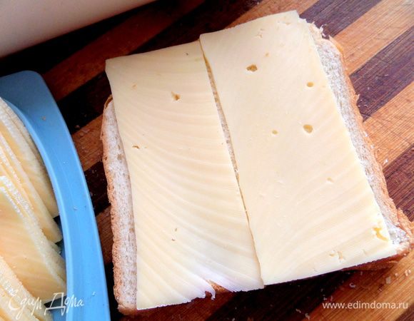 Прикрываем ломтиками сыра.
