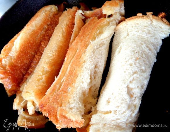 Обжариваем трубочки в разогретом масле. У меня влезли все 4,хотя сковородка самая маленькая! Не отходим от плиты и переворачиваем все трубочки.