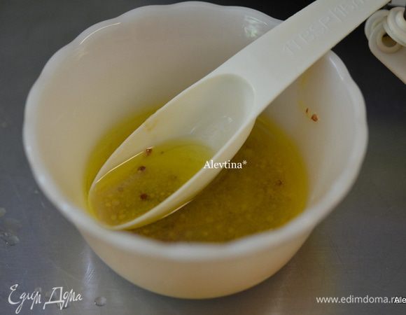 Приготовим заправку, смешав масло,винный белый уксус и горчицу цельнозерновую в емкости.
