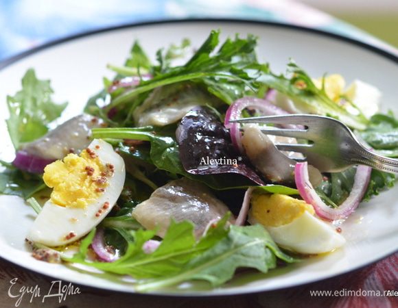 Разложим салат по тарелкам. Яйцо порезать на 4 части на одну тарелку. Полить заправкой. Приятного аппетита.