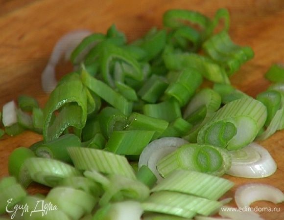 Зеленый лук тонко нарезать наискосок.