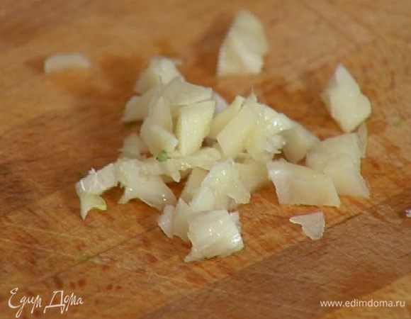 Чеснок почистить, раздавить плоской стороной ножа и мелко порубить. 