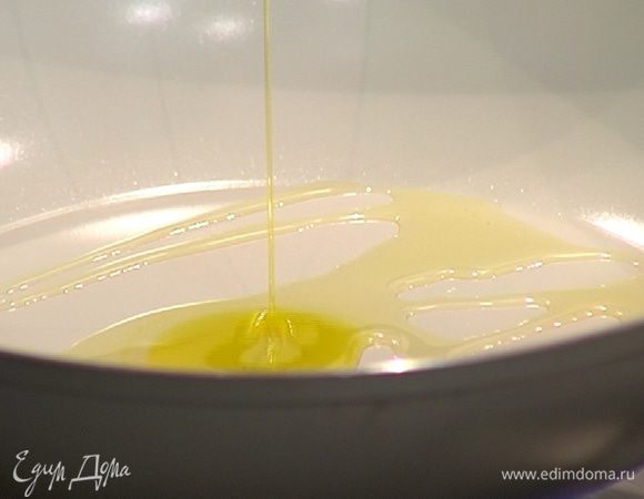 Разогреть в сковороде растительное масло и 1 ч. ложку кунжутного масла и обжарить чеснок до прозрачности.