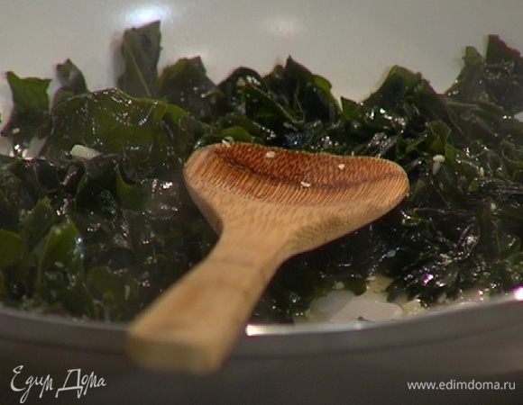 Влить в сковороду воду, в которой замачивались водоросли, и готовить на небольшом огне пару минут, затем всыпать сахар, перемешать и снять с огня.