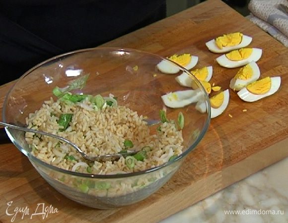 Яйца отварить вкрутую и разрезать вдоль на 4 части.