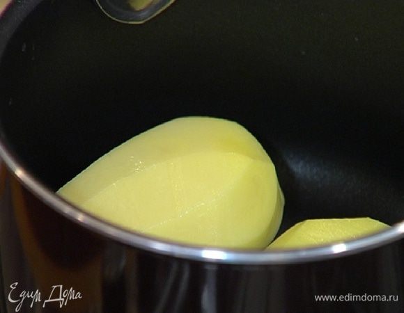 Картофель почистить и отварить до готовности.