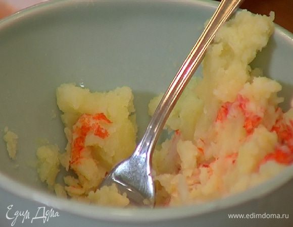 Раковые шейки соединить с картофелем и размять все вилкой.