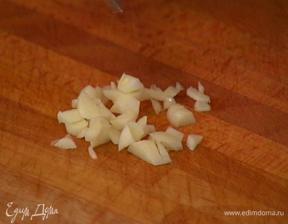 Чеснок почистить и мелко порубить.