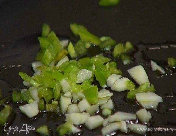 Чили, удалив семена, мелко порубить и отправить к чесноку.