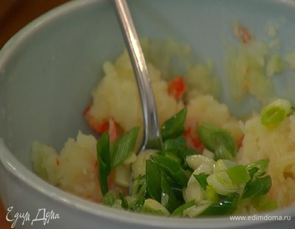 Обжаренные овощи добавить к картофелю с раковыми шейками, все перемешать.