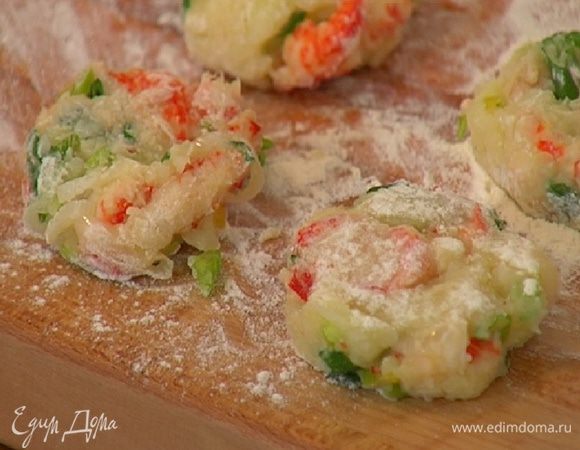 Рабочую поверхность посыпать мукой, сформировать из картофеля биточки и обвалять их в муке.