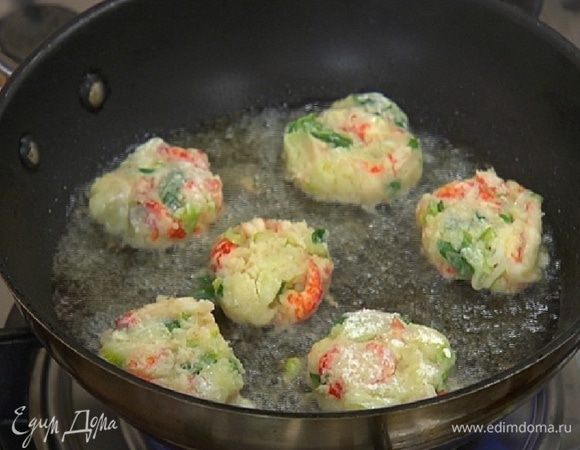 Сковороду протереть бумажным полотенцем, разогреть в ней растительное масло и обжарить биточки с двух сторон до золотистой корочки.