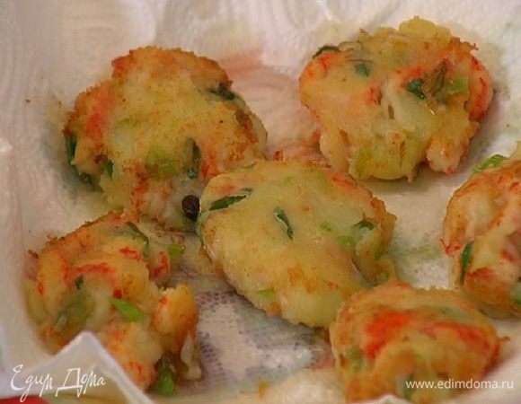 Готовые биточки выложить на бумажное полотенце, чтобы удалить излишки жира.