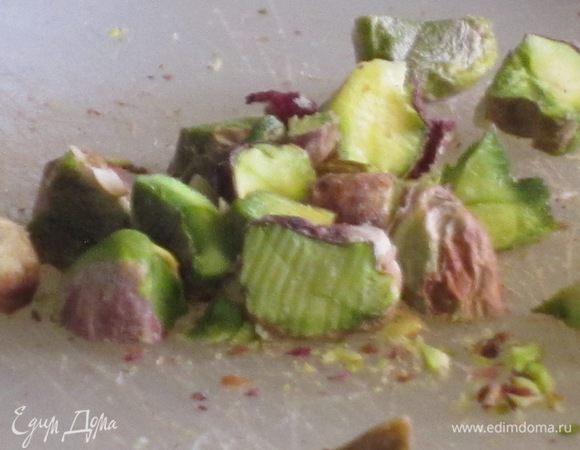 Фисташки порубить ножом.