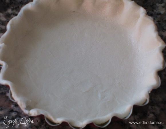 Слоеное тесто тонко раскатать и вырезать круги диаметром 12 см.Выложить тесто в тарталетки диаметром 10 см.