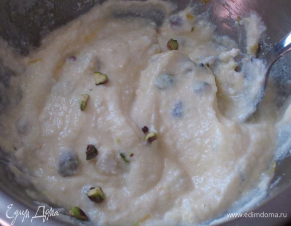 Крем:Рикотту соединить с сахаром,добавить желток,цедру лимона,фисташки и хорошо перемешать.