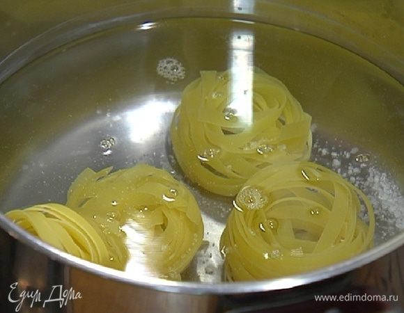 Пасту отварить в подсоленной воде согласно инструкции на упаковке.