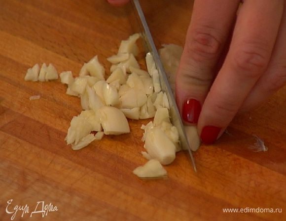 Чеснок почистить, раздавить и порезать не слишком мелко.