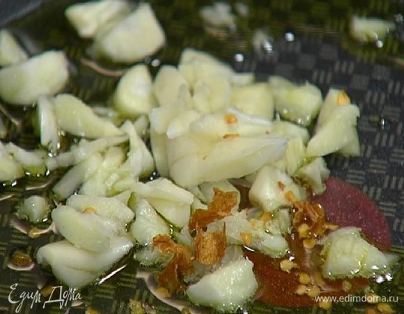 Разогреть в сковороде оливковое масло, выложить чеснок, оба измельченных руками пеперончино и обжарить на очень медленном огне.