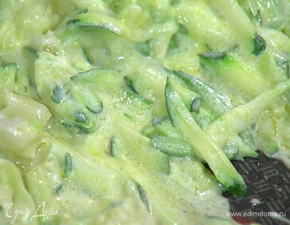 Добавить сметану, перемешать и выключить огонь.