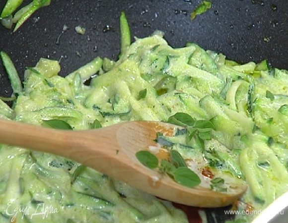 Листья мяты порвать и добавить к цукини (немного мяты оставить).