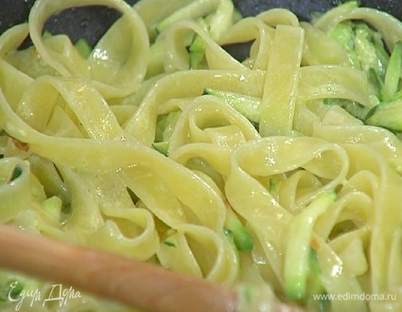 Отваренную пасту выложить в сковороду с цукини, все перемешать.