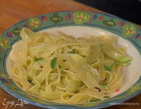 Подавать пасту, посыпав хлопьями пармезана и оставшейся мятой. 