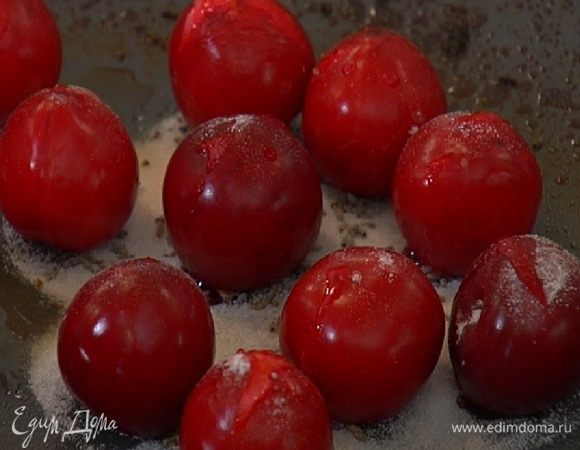 Сливы поместить на противень, посыпать сверху 1/4 ч. ложки семян лаванды и 1‒2 ст. ложками сахара, затем отправить в разогретую духовку и запекать 10–20 минут.