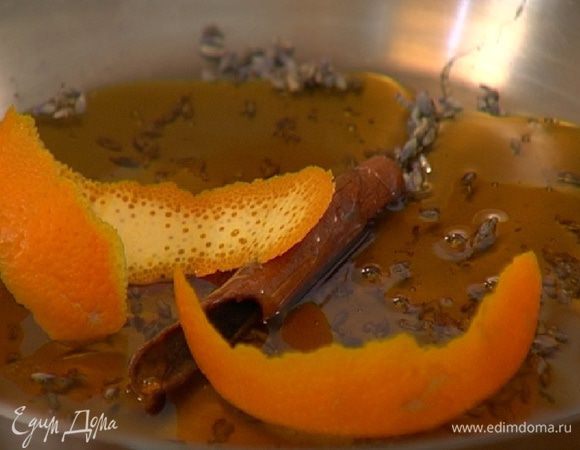 С апельсина срезать цедру.