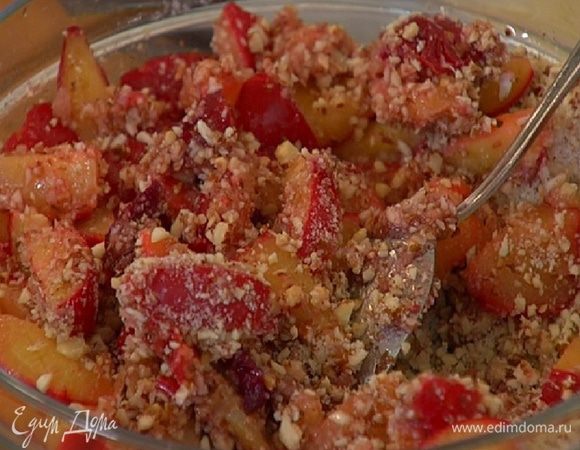 Измельченные орехи соединить с оставшимся сахаром, добавить кусочки слив вместе с выделившимся соком и все перемешать.