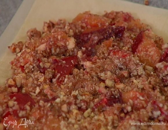 На тесто выложить треть ореховой начинки, разровнять.