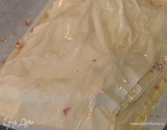 Сверху уложить еще три листа фило, смазанных сливочным маслом, и еще слой начинки, затем снова три листа фило и слой начинки. Накрыть все оставшимися тремя листами фило, смазанными сливочным маслом.