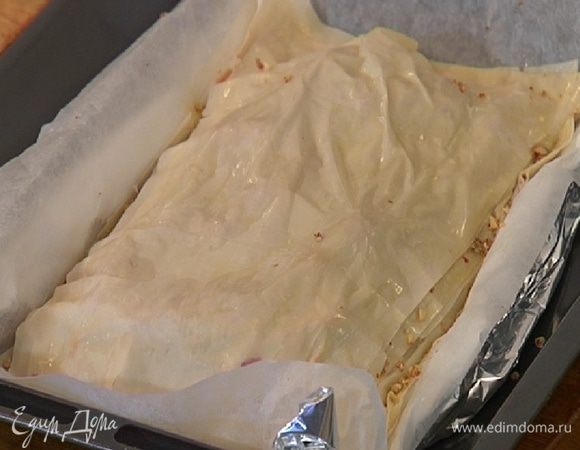 Слегка приподнять края пищевой бумаги вокруг пластов с начинкой, чтобы сок не вытекал (можно сделать это при помощи валиков из фольги, подложенных под бумагу по краям).