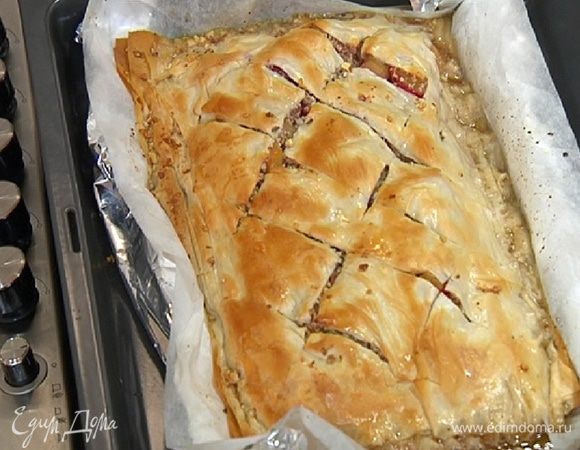 Понизить температуру в духовке до 180°С и выпекать пахлаву 40 минут до золотистой, хрустящей корочки.