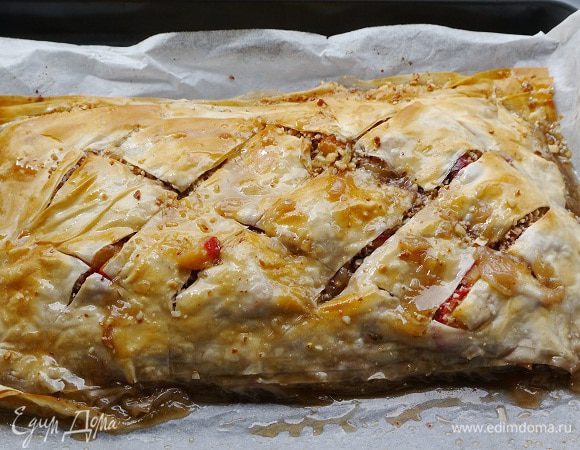 Запеченную пахлаву полить образовавшимся по краям соком, затем остудить и нарезать ромбиками.