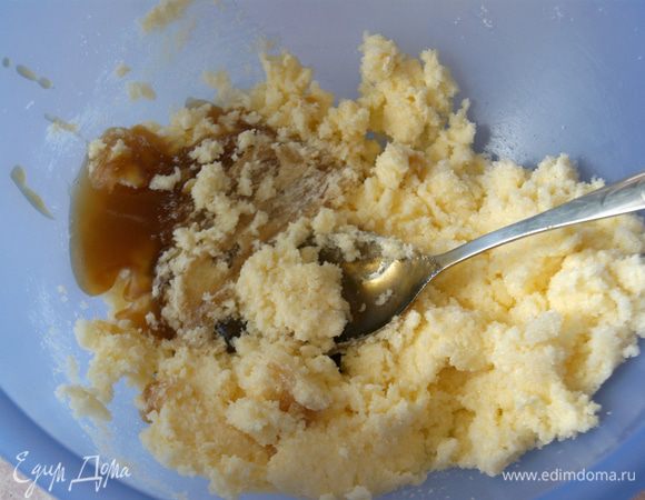 Включаем духовку греться до 220 градусов.
Маргарин мягкий перемешиваем с сахаром. Добавляем мед.