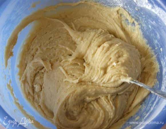 Добавляем просеянную муку и соду, гашеную уксусом. Замешиваем тесто. Тесто получается густое. Распределять лучше ложкой по форме.
Выпекаем в форме, смазанной маслом. У меня прямоугольная форма.
Выпекаем 10 минут при 220 градусах. Затем накрываем форму фольгой и выпекаем еще 10 минут.
Готовность проверяем зубочисткой.