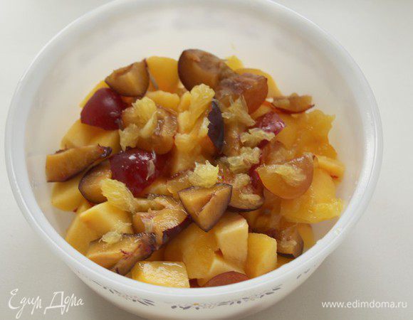 Нектарины, сливы, абрикосы очистить от косточек, нарезать, полить апельсиновым соком.