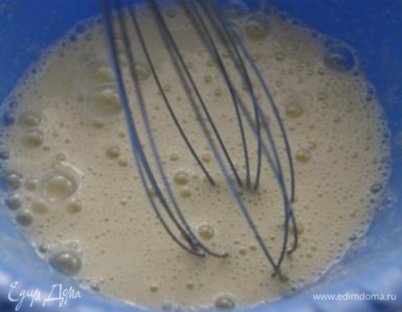 Яйца взбить с сахаром.