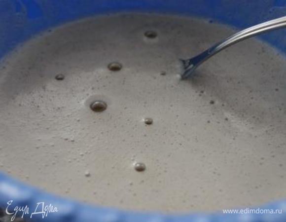 Добавить мед, чай, масло. Тщательно перемешать.