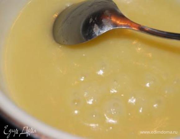 Приготовить карамельный соус. Соединить все ингредиенты, довести кипения, варить на среднем огне до загустения, около 7 минут.