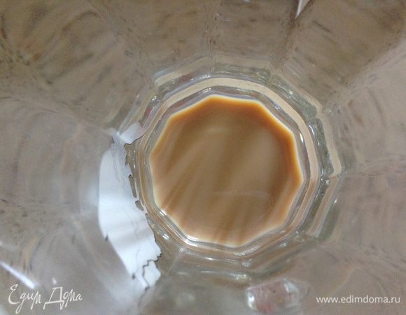 В бокал налить ликер.