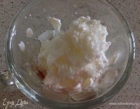 Добавить 2 столовые ложки взбитых сливок и присыпать кокосовой стружкой.