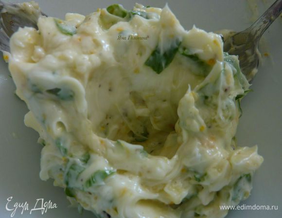 Подготовить ароматное масло.
Мягкое сливочное масло хорошо перемешать с цедрой и соком.
Добавить выдавленный чеснок и мелко нарезанную зелень.