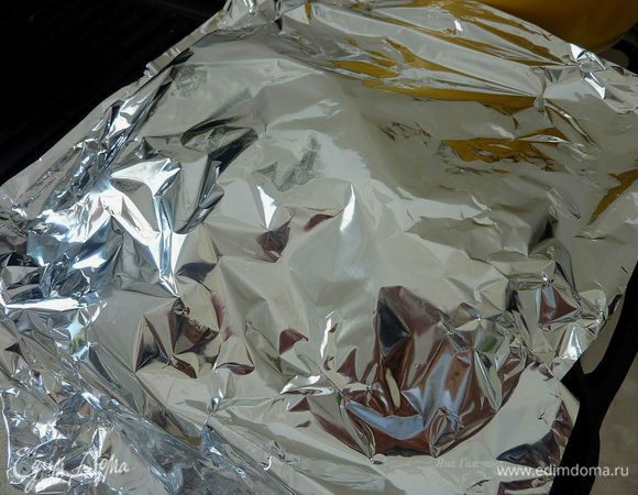 Накрыть фольгой и жарить минут 25 - 35 до готовности рыбы.
