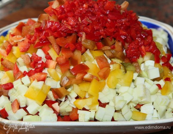 Все перцы и кабачок нарезаем очень мелким кубиком.