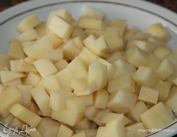 Картофель нарезаем тоже мелким кубиком и отправляем в кипящую воду.