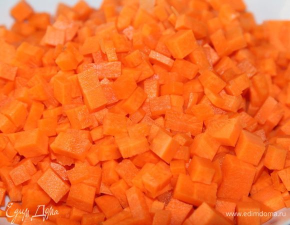 Туда же отправляем морковь и оставляем готовиться минут на 20.
